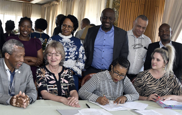 Unisa%20executives%20look%20on%20as%20Prof%20Puleng%20LenkaBula,%20Principal%20and%20Vice-Chancellor%20(front,%20second%20from%20right),%20sign%20documentation%20formalising%20the%20transfer%20of%20the%20farm%E2%80%99s%20deed%20to%20the%20university